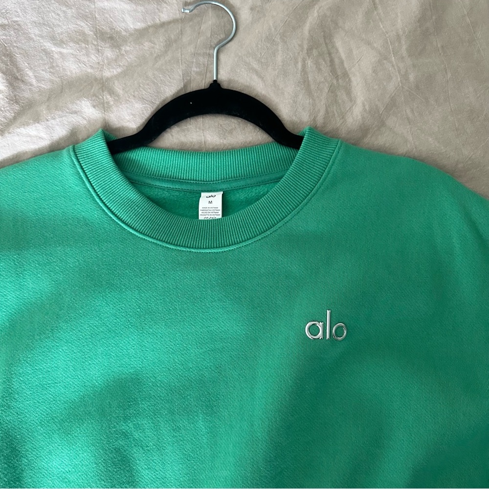 Alo Yoga Crewneck Pullover Size Medium Lettuce Color - Picture 7 of 7